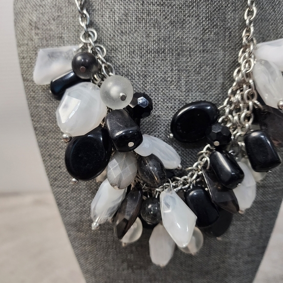 Black and white statement chunky necklace - Picture 3 of 8